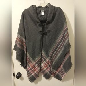 Accessory St. New York Cape Women OS Gray Plaid Toggle Close Poncho Fringe Shawl